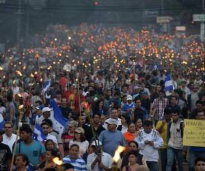 Los manifestantes en Tegucigalpa protagonizaron una marcha pacífica con antorchas para denunciar la corrupción en Honduras (Foto: Twitter)