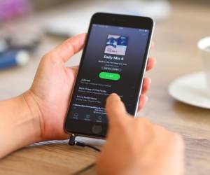 <i>La plataforma de música en 'streaming' Spotify anunció un acuerdo con el sello discográfico Universal por el que ofrecerá una herramienta para que los usuarios puedan crear versiones y remezclas de canciones. Foto de iStock</i>