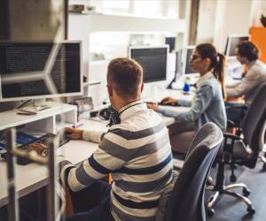 El “micromanagement” es un estilo de liderazgo excesivamente controlador, donde los líderes supervisan en exceso el trabajo de sus colaboradores, interviniendo en cada detalle de las tareas asignadas. Foto de iStock