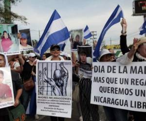 Members of the Mothers of April movement take part in a protest demanding justice for their sons who died during the recent protests following an attempt by President Daniel Ortega to reform the near-bankrupt social security system, at the Ruben Dario roundabout in Managua on May 10, 2018. / AFP PHOTO / Diana Ulloa