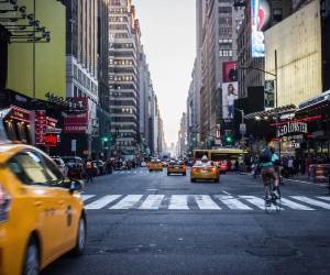 <i>La fuerte caída de la inmigración internacional en Estados Unidos durante 2025 encendió nuevas alertas sobre el envejecimiento poblacional y sus efectos económicos. Foto de iStock</i>