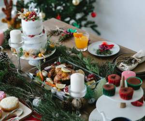 <i>Calcule cuántas personas realmente asistirán a la cena navideña para evitar compras excesivas o desperdicios. Foto de iStock</i>