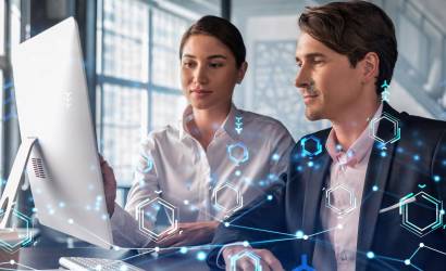 El 24 % de los líderes dicen que sus empresas ya han implementado la IA en toda la organización, mientras que solo el 12 % permanece en modo piloto. Foto de iStock