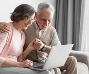 Al conectar a adultos mayores con empleos que valoran su experiencia, la plataforma Silver Guardian mitiga la reducción de la fuerza laboral joven. Foto de iStock