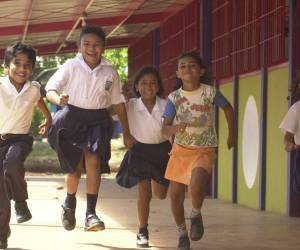 <i>La iniciativa plantea modificar el artículo 84 de la ley para impedir el uso de celulares, tabletas electrónicas, relojes inteligentes y cualquier otro dispositivo móvil en las escuelas, salvo en casos de emergencia o por necesidades educativas especiales. Foto de iStock</i>