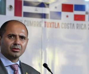 Costa Rica's Vice Foreign Minister Alejandro Solano and Presidential Commissioner of the Meso-American Project gives a press conference in San Jose, on March 28, 2017, in the framework of the XVI Summit of Political Dialog and Concertation of Tuxtla. / AFP PHOTO / EZEQUIEL BECERRA