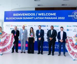 Foto de izq. a derecha: Alberto De Icaza, director de Innovación Empresarial de la Secretaría Nacional de Ciencias, Tecnología e Innovación; Rodrigo Icaza y Janice Becerra, de la Cámara de Comercio Digital y Blockchain de Panamá; José Alejandro Rojas Pardini, ministro consejero para la Inversión Privada y Extranjera; Luis Oliva, administrador General de la Autoridad Nacional Para la Innovación Gubernamental y Cristóbal Pereira, organizador del Blockchain Summit LatAm.
