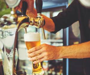 La estricta normativa de la prohibición absoluta de la conducción de vehículos con el consumo de alcohol ha generado un efecto disuasivo en el consumo de bebidas alcohólicas en El Salvador. Foto de iStock