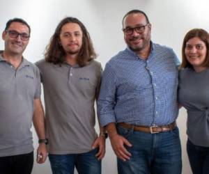 De izquierda a derecha, Sebastián Merlo y Steven Villalobos, integrantes de Buzap; Randall Quirós, gerente general de SAP Centroamérica y el Caribe; Maribel Saborío, gerente de Marketing de SAP para Centroamérica y el Caribe.