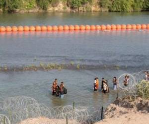 Ken Salazar: boyas antimigrantes en Texas son ‘ilegales’