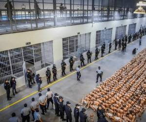 <i>Imagen del Centro de Confinamiento del Terrorismo (CECOT), una megacárcel con capacidad para 40.000 reos, la más grande de Latinoamérica, durante una vista a El Salvador. FOTO ARCHIVO E&amp;N</i>