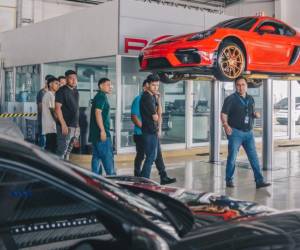 Estudiantes de mecánica automotriz son parte del Porsche Center El Salvador