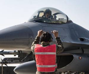 <i>Los dos F-18 de la variante F, que son biplaza, realizaron varias idas y venidas en forma de tirabuzón antes de volar con rumbo norte hasta un punto situado a unos 50 kilómetros al oeste de Aruba. Foto de cortesía</i>