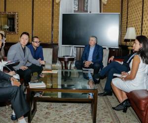 <i>Representantes de la empresa internacional Danasun Energy, capital procedente de Hong Kong, sostuvieron reuniones con el gobierno de Honduras. Foto de cprtesía</i>