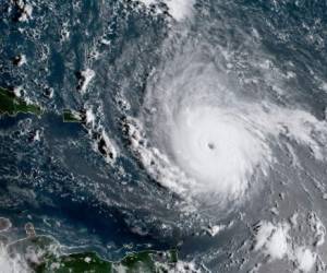A media jornada, el ojo del huracán se hallaba a entre 500 y 600 kilómetros al este del arco antillano (más o menos frente a la isla de Guadalupe) y tomaba una dirección oeste-noroeste, según el servicio francés de meteorología Météo France.