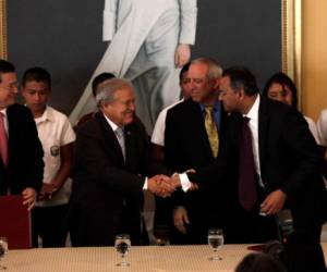 El Presidente de la República, Salvador Sánchez Cerén junto a Kamram M. Khan, vicepresidente de Operaciones de Convenios de la Corporación Reto del Milenio. Cortesía Presidencia.