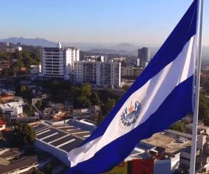 El Salvador se suma a la lista de países con régimen autoritarios al reformar su Constitución para permitir la reelección indefinida. Foto de iStock