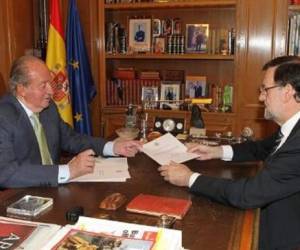 El rey Juan Carlos entrega la carta comunicando su abdicación al presidente Mariano Rajoy, en una imagen divulgada este lunes 2 de junio por la Casa Real. (Foto: AFP)