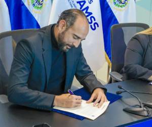 <i>El convenio fue firmado por Leticia Escobar, presidenta de Camarasal, y Luis Eduardo Rodríguez, director ejecutivo de OPAMSS. Foto de cortesía</i>