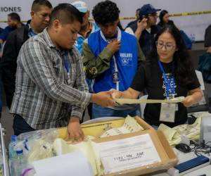 Persisten denuncias de irregularidades en conteo de votos en El Salvador