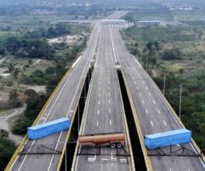 Aerial view of the Tienditas Bridge, in the border between Cucuta, Colombia and Tachira, Venezuela, after Venezuelan military forces blocked it with containers on February 6, 2019. - Venezuelan military officers blocked a bridge on the border with Colombia ahead of an anticipated humanitarian aid shipment, as opposition leader Juan Guaido stepped up his challenge to President Nicolas Maduro's authority. (Photo by EDINSON ESTUPINAN / AFP)