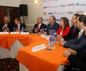 Representantes de los seis bancos involucrados, de la empresa UniRed, de la Superintendencia de Bancos y del Banco Central de Nicaragua, participaron en el lanzamiento oficial del novedoso sistema de pagos interbancarios. Foto cortesía de Banpro.