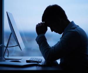 Los síntomas persistentes relacionados con el estrés, la ansiedad, la depresión, el agotamiento o las dolencias físicas que empeoran a medida que pasa más tiempo trabajando en su campo son señales de advertencia graves. Foto de iStock