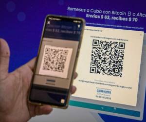 The Cuban creator of Bitremesas, Erich Garcia, shows how the use his internet platform during an interview with AFP in Havana on October 17, 2020. - Through Bitremesas, people outside Cuba can buy Bitcoins for their relatives in the island nation, who then sell the crypto-currency to local buyers for cash and thus avoid restrictions on remittances. (Photo by Adalberto ROQUE / AFP)