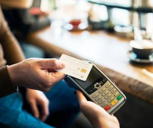 El proceso de habilitación de los datáfonos para la aceptación de las tres marcas ya inició en Costa Rica. Foto de iStock