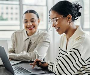 Actualmente, los hombres reciben casi cinco veces más ascensos que las mujeres en roles gerenciales y solo el 20 % de las contrataciones para puestos de liderazgo en empresas tecnológicas han sido para mujeres en los últimos tres años. Foto de iStock
