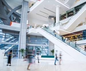 <i>Después de las gasolineras, los mayores aumentos de ventas se observaron en tiendas de electrónica y en comercios especializados de artículos deportivos. Foto de iStock</i>