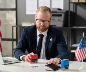 <i>Como parte de este programa, Washington va a desplegar a más de 500 funcionarios consulares adicionales para procesar las solicitudes de visados. Foto de iStock</i>