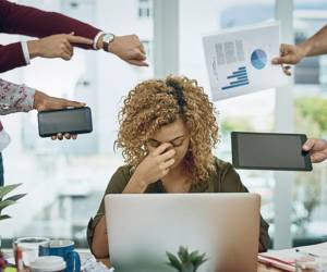 Un análisis de Microsoft revela que la jornada laboral ya no tiene un inicio ni un cierre definido, sino que se prolonga en forma de un flujo constante de correos, reuniones y notificaciones. Foto de iStock