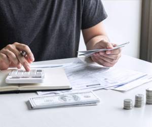 <i>Los trabajadores recibirán un pago extra en enero equivalente al 50 % del salario mensual, beneficio que será obligación para el sector público y voluntario -este año- para la empresa privada, pero obligatoria desde 2027. Foto de iStock</i>