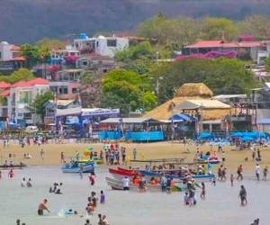 <i>El informe del BCN destaca que las actividades con mayor contribución al valor agregado fueron los servicios de restaurantes (35,8 %), alojamiento (17,5 %) y transporte (8,5 %). Foto de archivo</i>