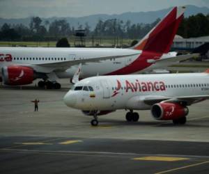 An Avianca airline plane sits on the tarmac at El Dorado International Airport in Bogota, on May 11, 2020 during the COVID-19 coronavirus pandemic. - Avianca, the second-largest airline in Latin America, filed for bankruptcy protection in the United States on May 10, 2020 to reorganize its debt 'due to the unpredictable impact' of the coronavirus pandemic. (Photo by Daniel MUNOZ / AFP)