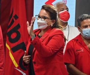 Honduran presidential candidate for the Libertad y Refundacion (LIBRE) party, Xiomara Castro, waves at the party's headquarters after general elections in Tegucigalpa, on November 28, 2021. - Opposition candidate Xiomara Castro took a commanding lead over the ruling party candidate Nasry Asfura in preliminary results announced following Sunday's presidential election. With 16 percent of the vote count completed, former first lady Castro had almost 53.5 percent of the vote with the National Party's Asfura a distant second out of 13 candidates on 34 percent. (Photo by LUIS ACOSTA / AFP)