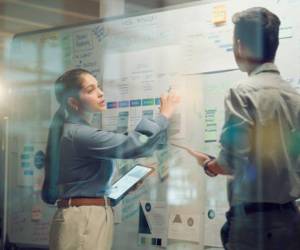 <i>Aunque los volúmenes de los mercados de predicción inicialmente aumentaron en 2024 alrededor de las elecciones presidenciales de Estados Unidos, finalmente superaron esos niveles en 2025 a medida que los contratos sobre deportes, criptomonedas y variables macroeconómicas ganaron popularidad. Foto de iStock</i>