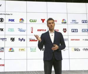 Jefe de Negocio de Youtube, Robert Kuncl, con una gráfica que muestra todos los canales que se incluirán en YouTube TV.