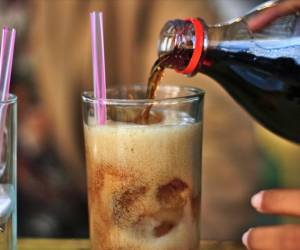 <i>Médicos y especialistas han reaccionado al pódcast aclarando que estos refrescos no curan ni previenen el cáncer, y que consumirlo en abuso puede derivar en problemas de salud como la diabetes tipo II. Foto de iStock</i>