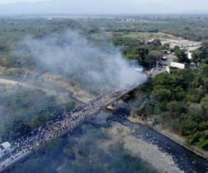 Los camiones que en la frontera de Brasil llevaban paquetes de ayuda para Venezuela estaban quemándose, en circunstancias confusas.