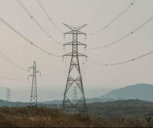 <i>Los apagones son frecuentes en Panamá, lo que genera constantes quejas de la población, que reclama además lo caro del servicio, y ha provocado duras críticas del presidente Mulino hacia las distribuidoras eléctricas, que en el último año han enfrentado multas millonarias. FOTO ARCHIVO E&amp;N</i>