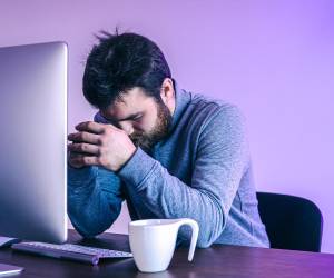 <i>Quienes viven burnout de forma recurrente tienen el doble y medio de probabilidad de estar buscando otro empleo; si no se interviene, la curva suele acabar en renuncia. Foto de iStock</i>