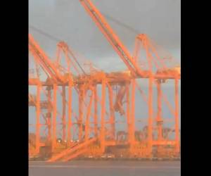 <i>Tras el ataque, en el que también se registraron explosiones, el puerto fue evacuado de inmediato y las operaciones en el conjunto de la instalación quedaron temporalmente suspendidas. FOTO CAPTURA DE VIDEO</i>