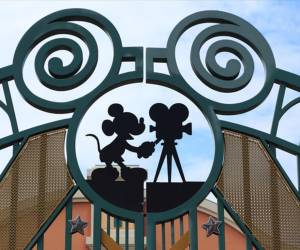 La transmisión de deportes y visitas a parques salvan las ganancias de Disney