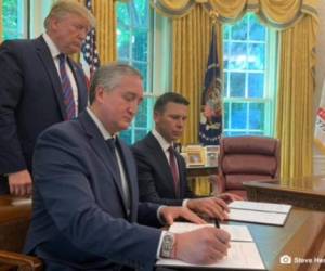 El acuerdo fue firmado en el Despacho Oval de la Casa Blanca por acuerdo firmado en la Casa Blanca por Enrique Degenhart (ministro de Gobernación de Guatemala) y Kevin McAleenan (secretario de Seguridad Nacional de Estados Unidos), bajo la mirada de Donald Trump.