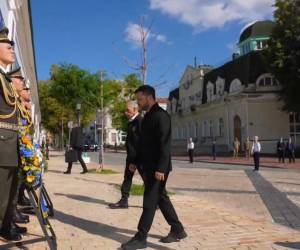 El presidente de Honduras, Nasry 'Tito' Asfura, llegó este viernes a Ucrania, en su primera visita a este país y rindió en Kiev con su homólogo ucraniano, Volodímir Zelenski, homenaje a los soldados caídos en la guerra con Rusia, que se encuentra en su quinto año. FOTO EFE