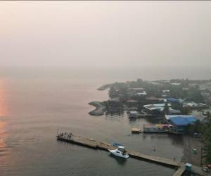 <i>El humo ha llegado a afectar también las actividades marítimas. Foto: Mario Sánchez, Grupo Opsa</i>
