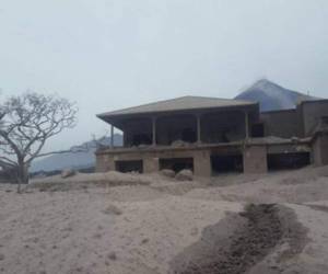 El vulcanólogo estadounidense del MIT, Simon Carn, afirma que el Volcán de Fuego arrojó la mayor cantidad de gases tóxicos (dióxido de sulfuro), registrados en la era de los satélites de observación terrestre.