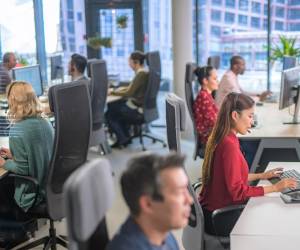 Más de la mitad de los encuestados coincide en que los jóvenes nacidos entre 1997 y principios de la década de 2010 presentan carencias en ética laboral, habilidades comunicativas y preparación general para las exigencias actuales del mercado laboral. Foto de iStock